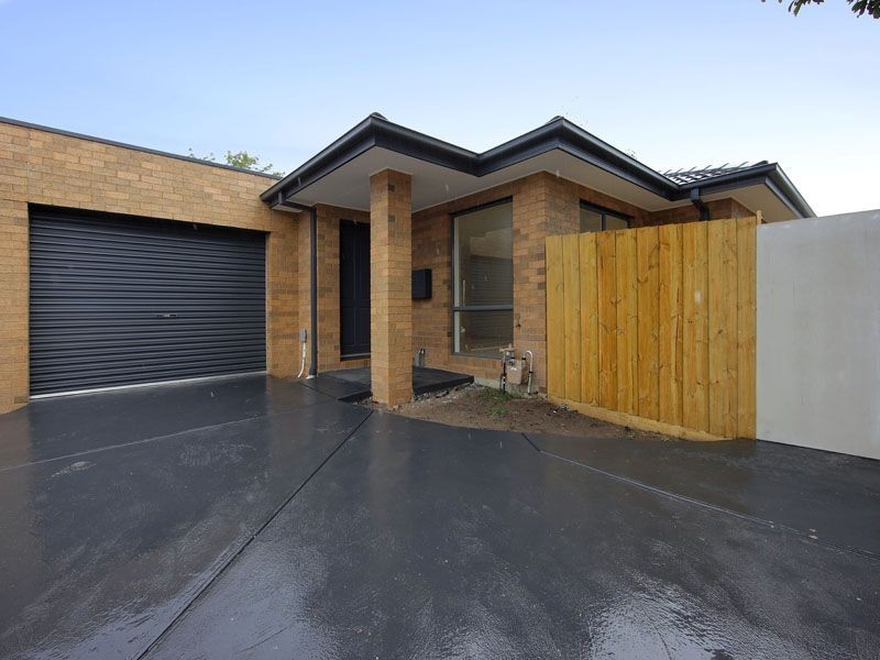 2/111 Rosemary Cres, Frankston North VIC 3200