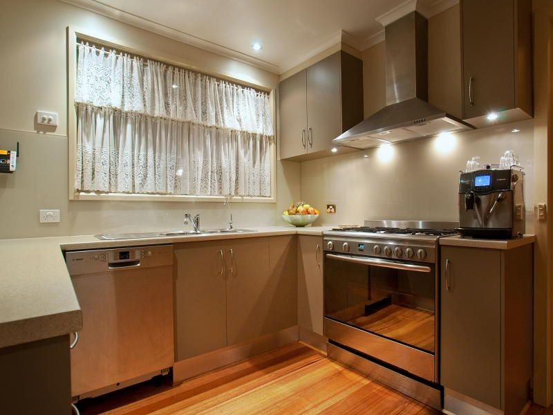 8 Pembroke Avenue, Frankston VIC 3199