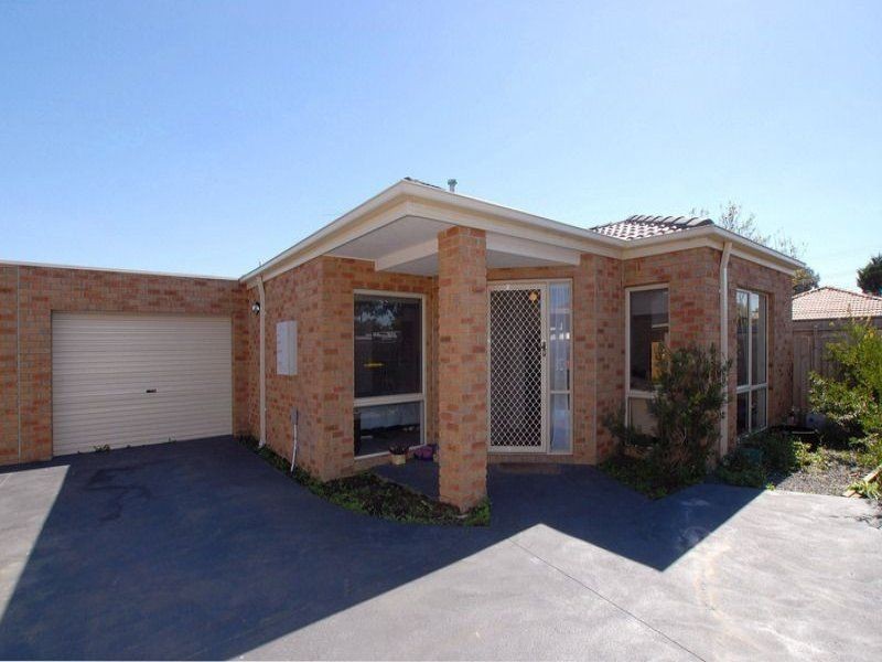 2/13 Honeyeater Place, Langwarrin VIC 3910