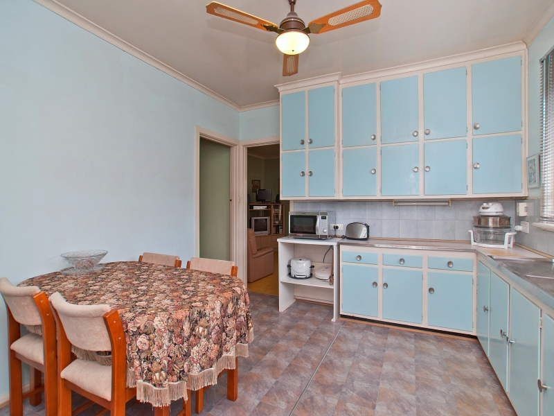 42 Woodlands Grove, Frankston VIC 3199