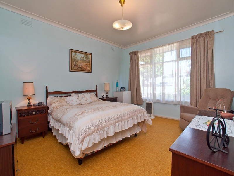 42 Woodlands Grove, Frankston VIC 3199