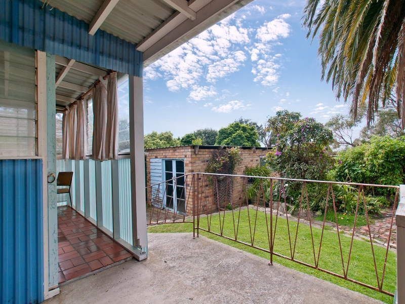 42 Woodlands Grove, Frankston VIC 3199