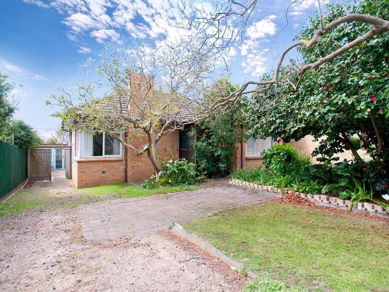 42 Woodlands Grove, Frankston VIC 3199