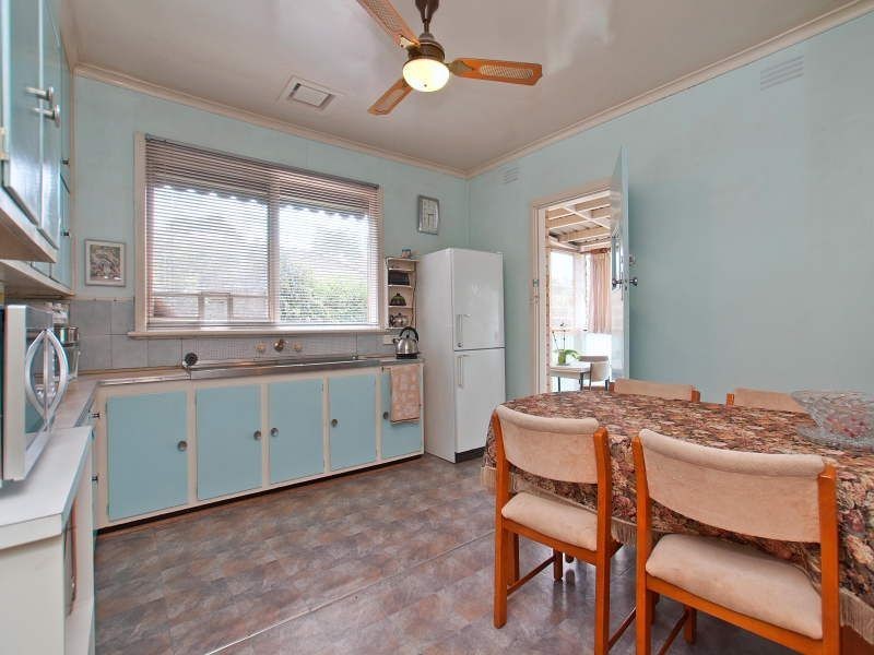 42 Woodlands Grove, Frankston VIC 3199