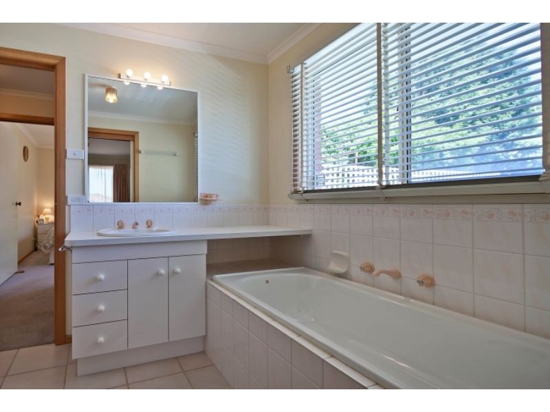 2 Maplewood Court, Carrum Downs VIC 3201