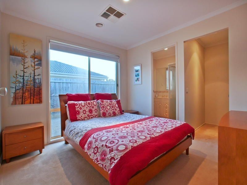 18 Oriana Grove, Skye VIC 3977