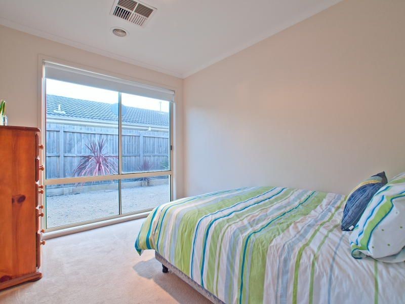 18 Oriana Grove, Skye VIC 3977