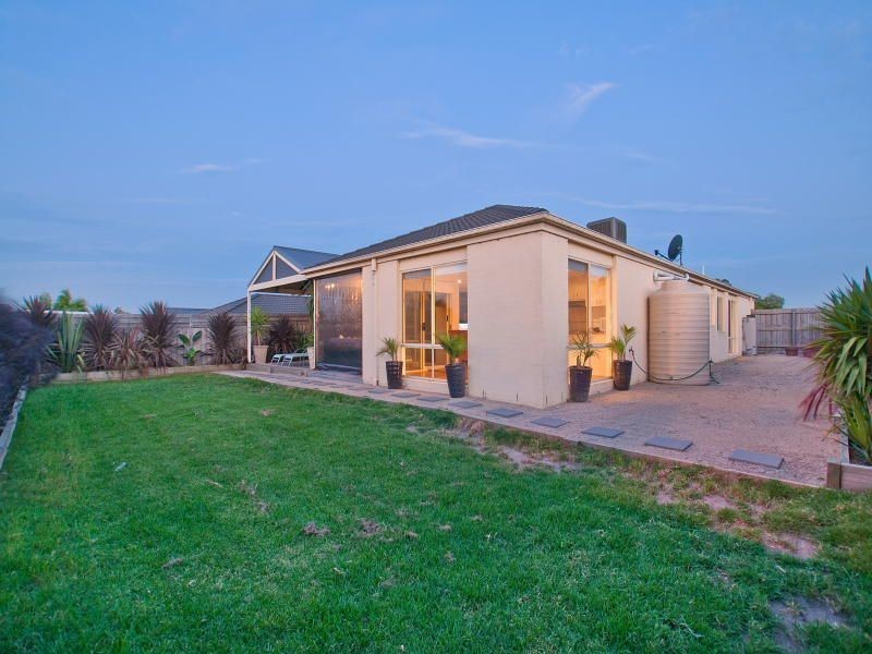 18 Oriana Grove, Skye VIC 3977