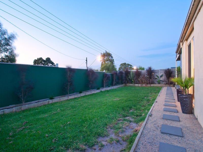 18 Oriana Grove, Skye VIC 3977