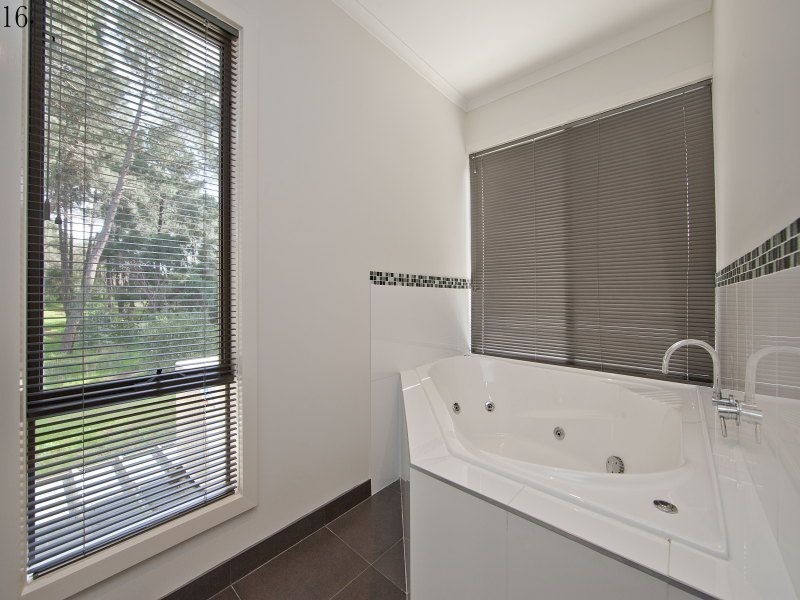 16 Barwon Ave, Frankston VIC 3199