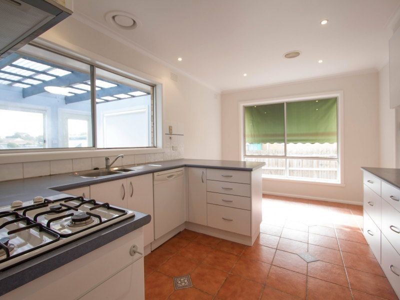 8 Alexander Crescent, Frankston VIC 3199