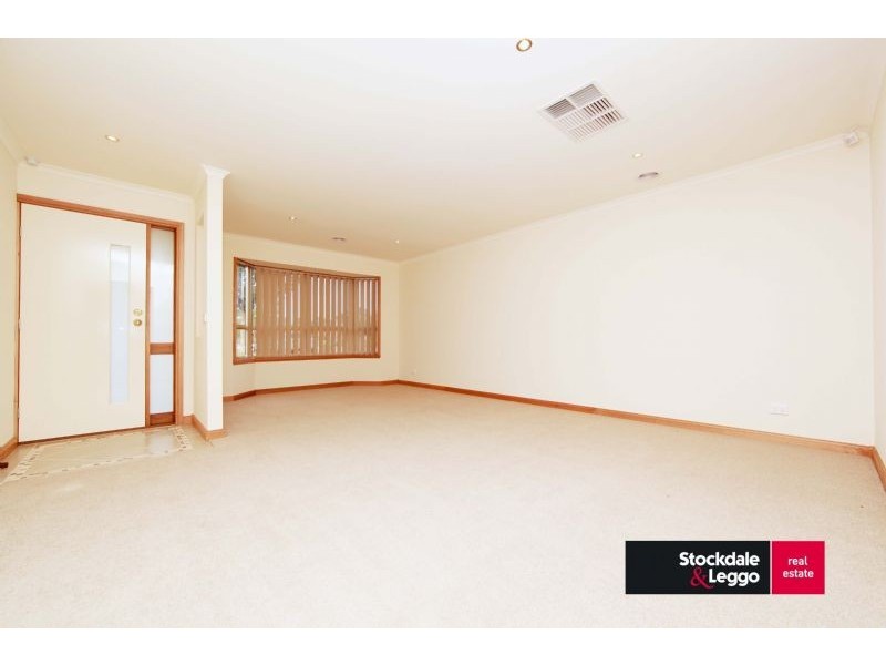 10 Jindabyne Avenue, South Morang VIC 3752