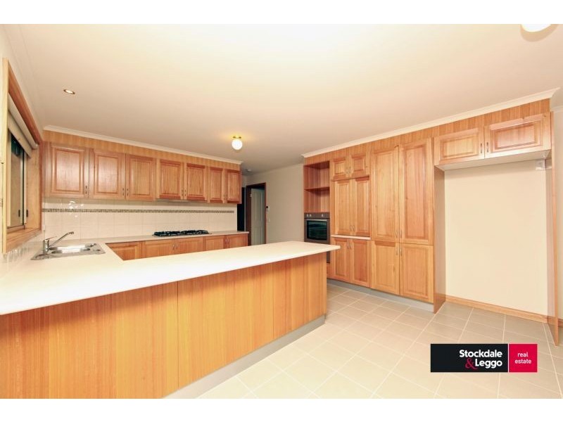 10 Jindabyne Avenue, South Morang VIC 3752