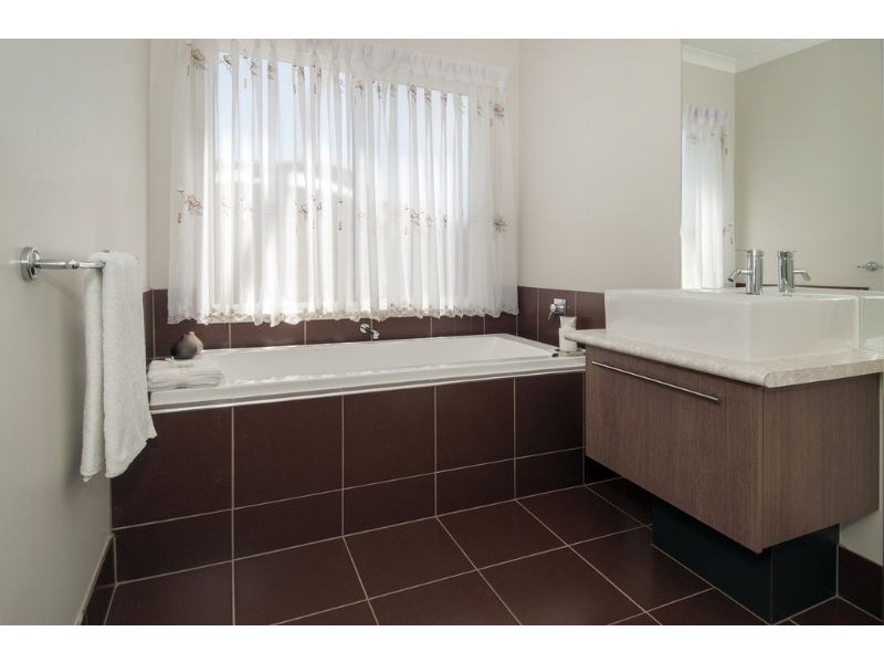 17 Songbird Crescent, South Morang VIC 3752