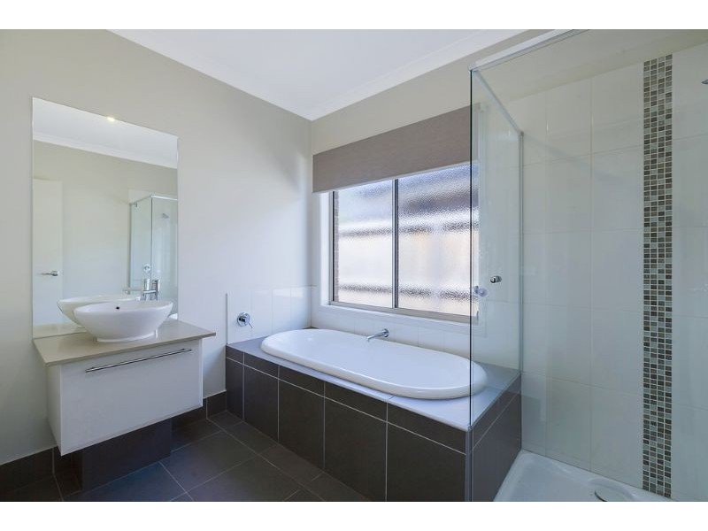 8 Jondarvan Drive, Mernda VIC 3754