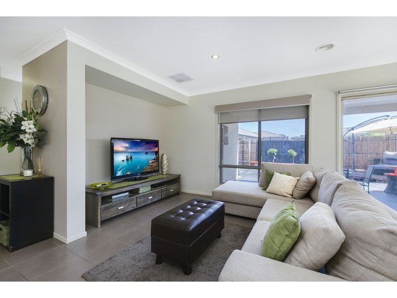 8 Jondarvan Drive, Mernda VIC 3754