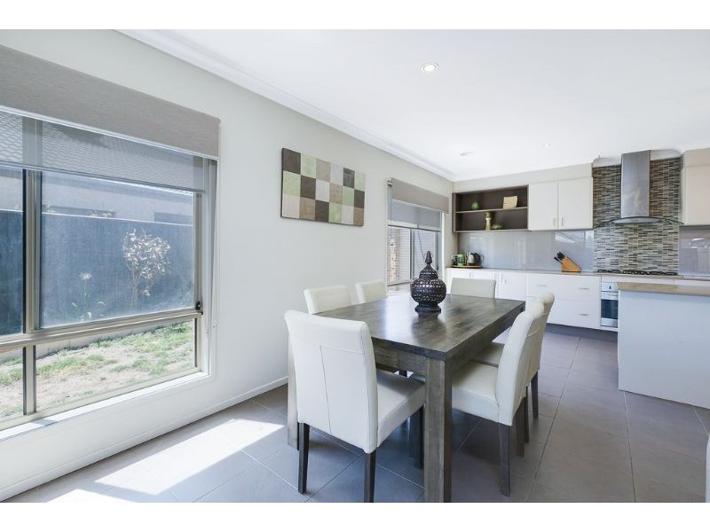 8 Jondarvan Drive, Mernda VIC 3754