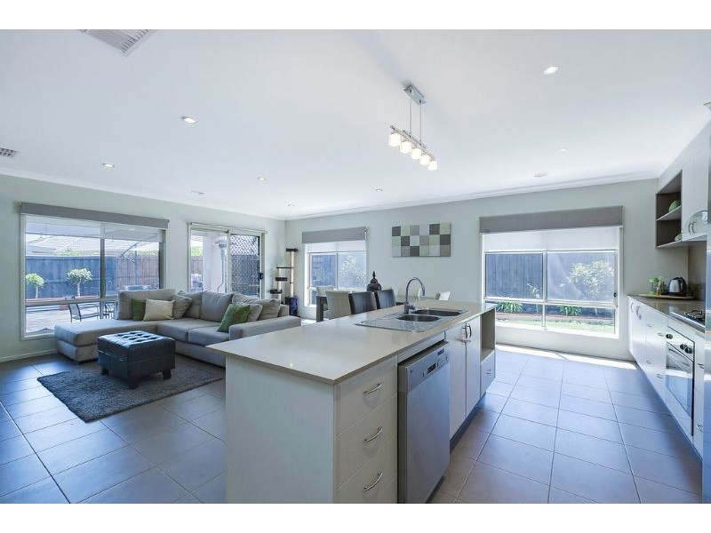 8 Jondarvan Drive, Mernda VIC 3754