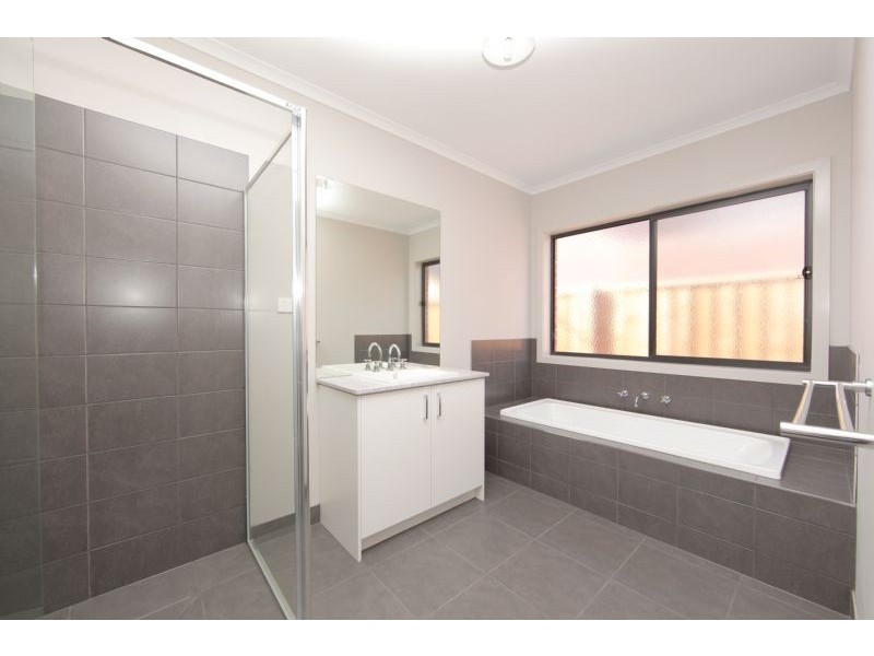 4 Raintree Street, South Morang VIC 3752