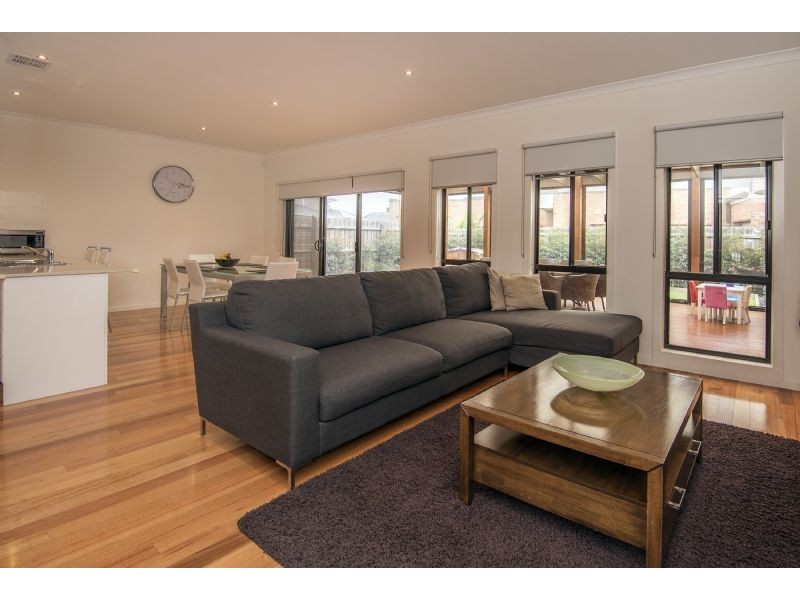 274 The Lakes Blvd, South Morang VIC 3752