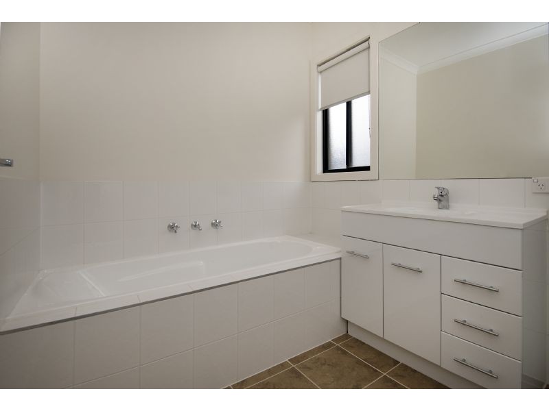 274 The Lakes Blvd, South Morang VIC 3752