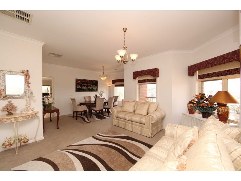 16 Rialton Rise, South Morang VIC 3752