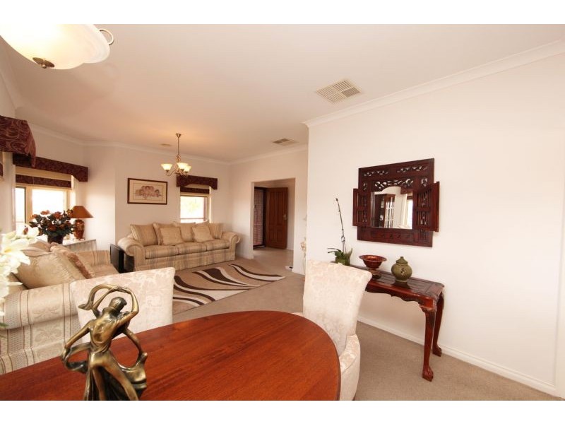 16 Rialton Rise, South Morang VIC 3752