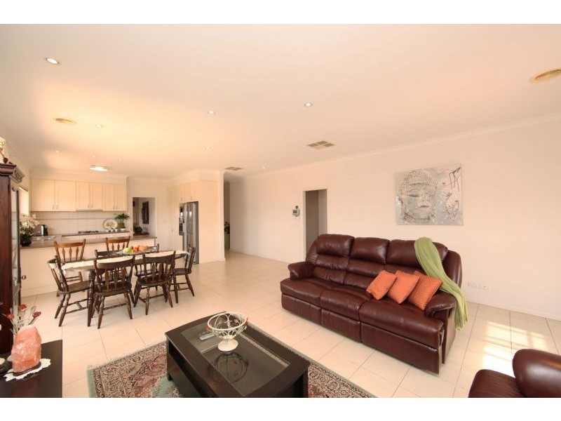 16 Rialton Rise, South Morang VIC 3752