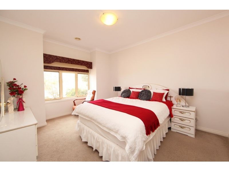 16 Rialton Rise, South Morang VIC 3752