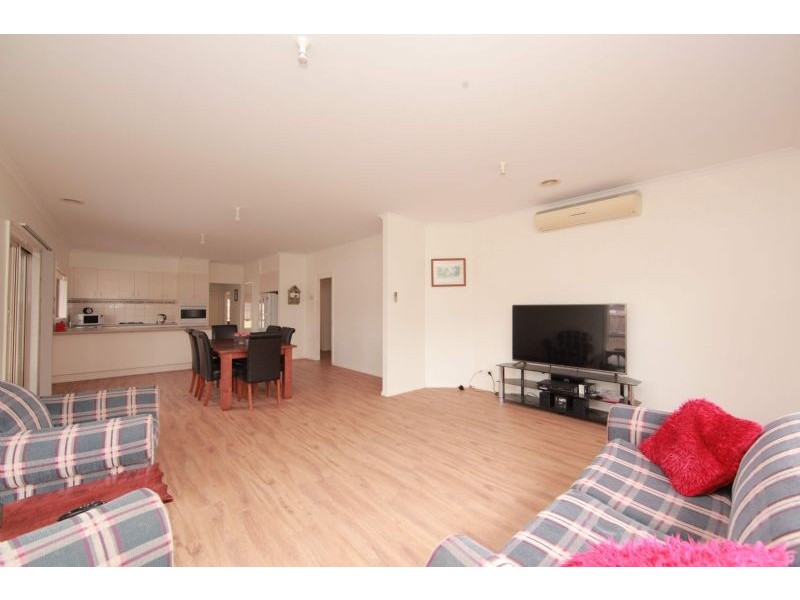 22 Poppy Dr, South Morang VIC 3752