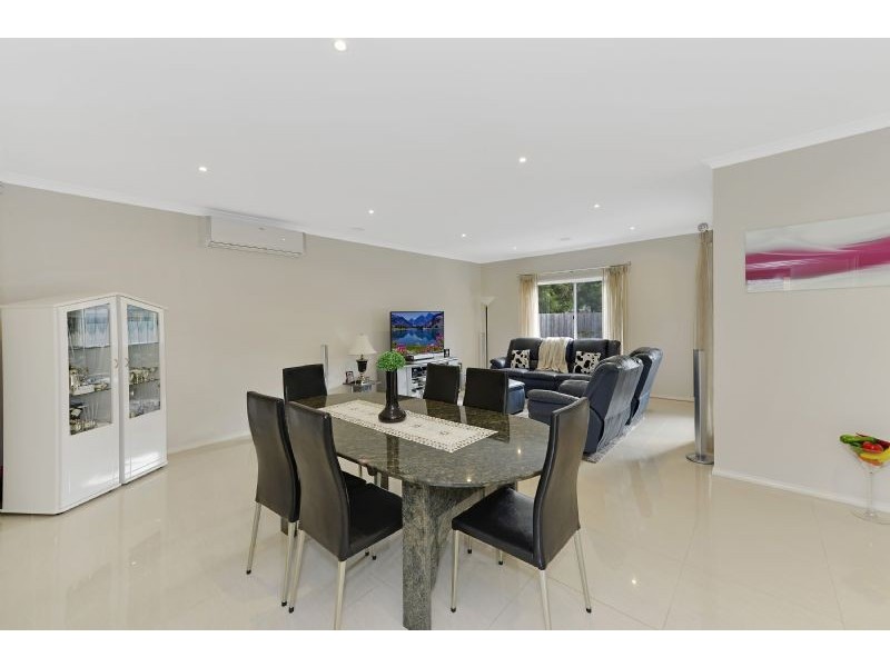 17 Grange Drive, South Morang VIC 3752