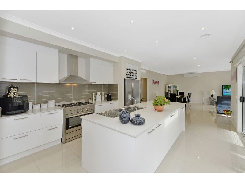 17 Grange Drive, South Morang VIC 3752