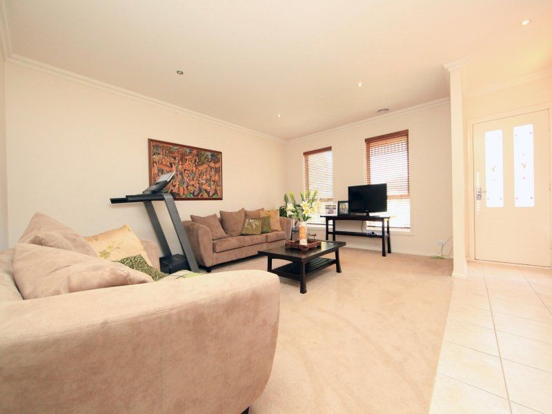 8 Tiara Dr, South Morang VIC 3752