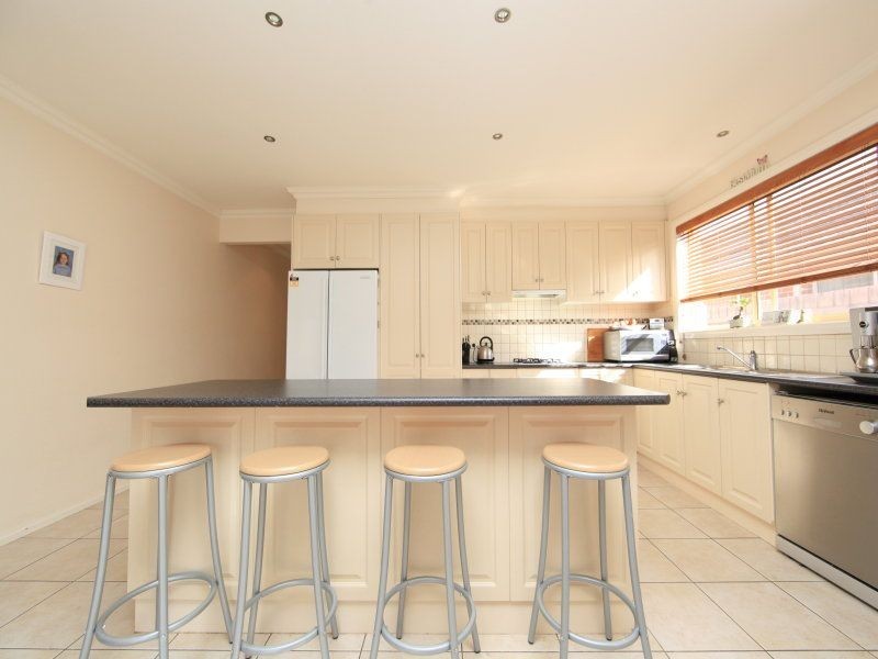 8 Tiara Dr, South Morang VIC 3752