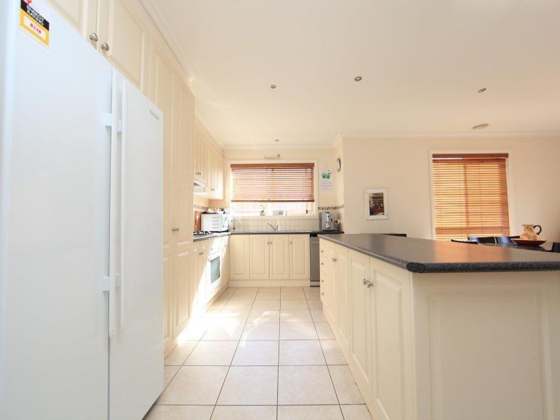 8 Tiara Dr, South Morang VIC 3752