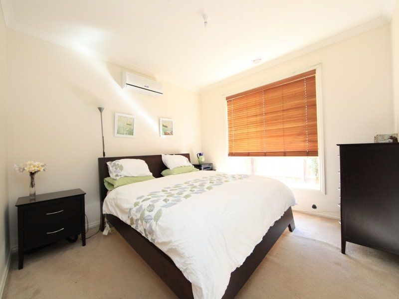 8 Tiara Dr, South Morang VIC 3752