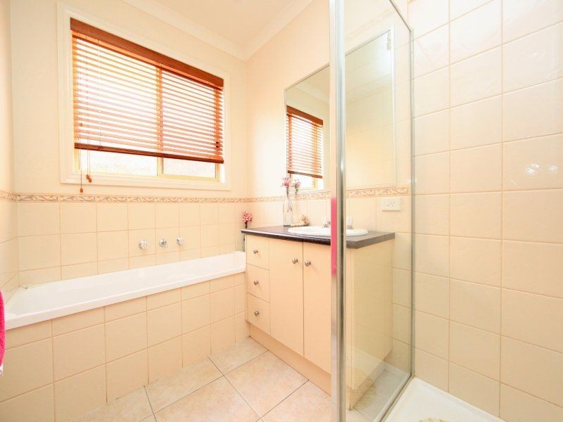 8 Tiara Dr, South Morang VIC 3752