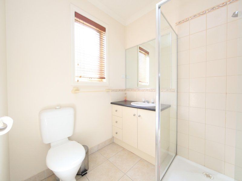 8 Tiara Dr, South Morang VIC 3752