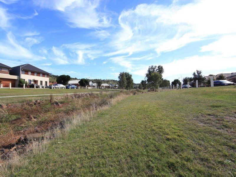 8 Tiara Dr, South Morang VIC 3752