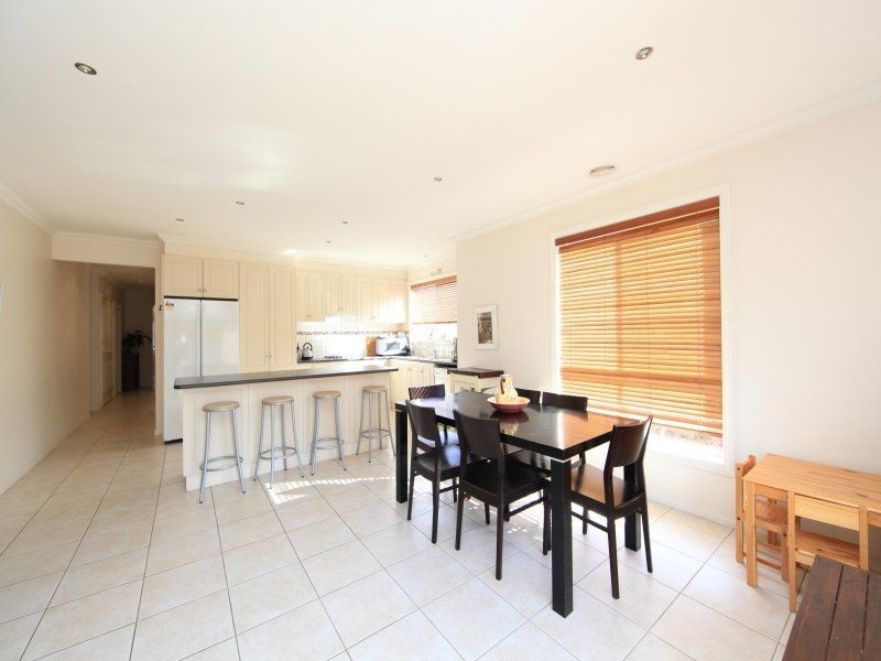 8 Tiara Dr, South Morang VIC 3752