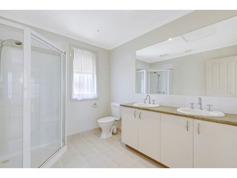 8 Sanderling Avenue, South Morang VIC 3752