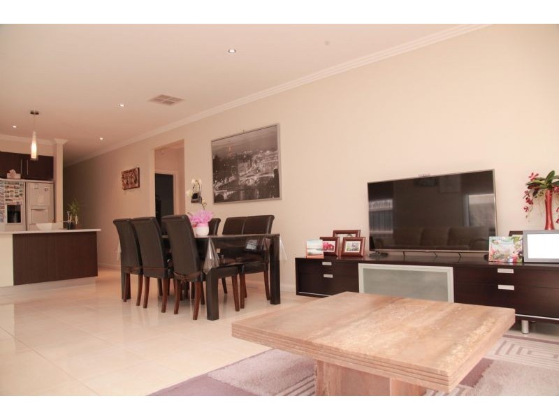 27 Carinya Crescent, South Morang VIC 3752
