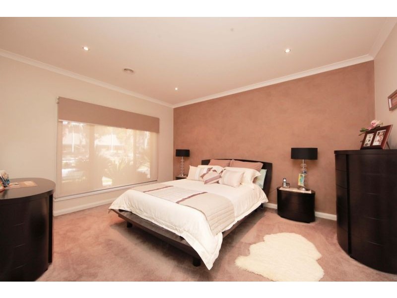 27 Carinya Crescent, South Morang VIC 3752