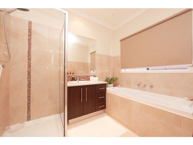 27 Carinya Crescent, South Morang VIC 3752