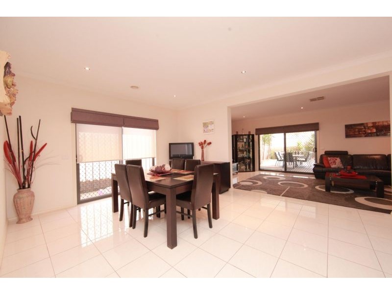 4 Carinya Crescent, South Morang VIC 3752