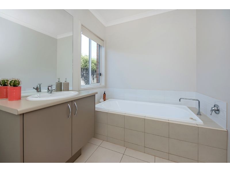 13 Moorland way, Mernda VIC 3754