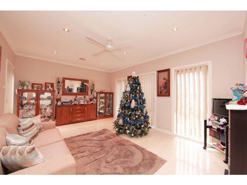27 Paringa Avenue, South Morang VIC 3752