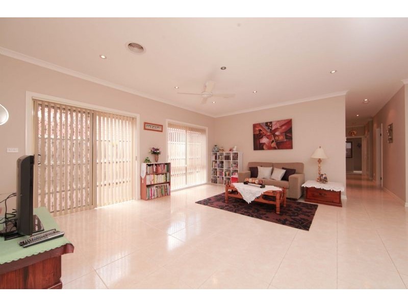 27 Paringa Avenue, South Morang VIC 3752