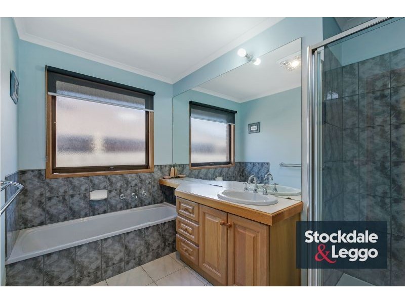 4 Henry Cable Crt, Mill Park VIC 3082