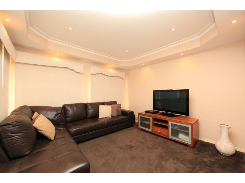 9 Flame Cres, South Morang VIC 3752